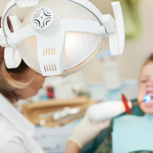 Enfant souriant chez le dentiste dans un cabinet coloré et accueillant
